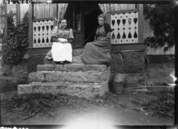 Drakt 1908-10. To kvinner sittende på en trapp. I lange kjol
