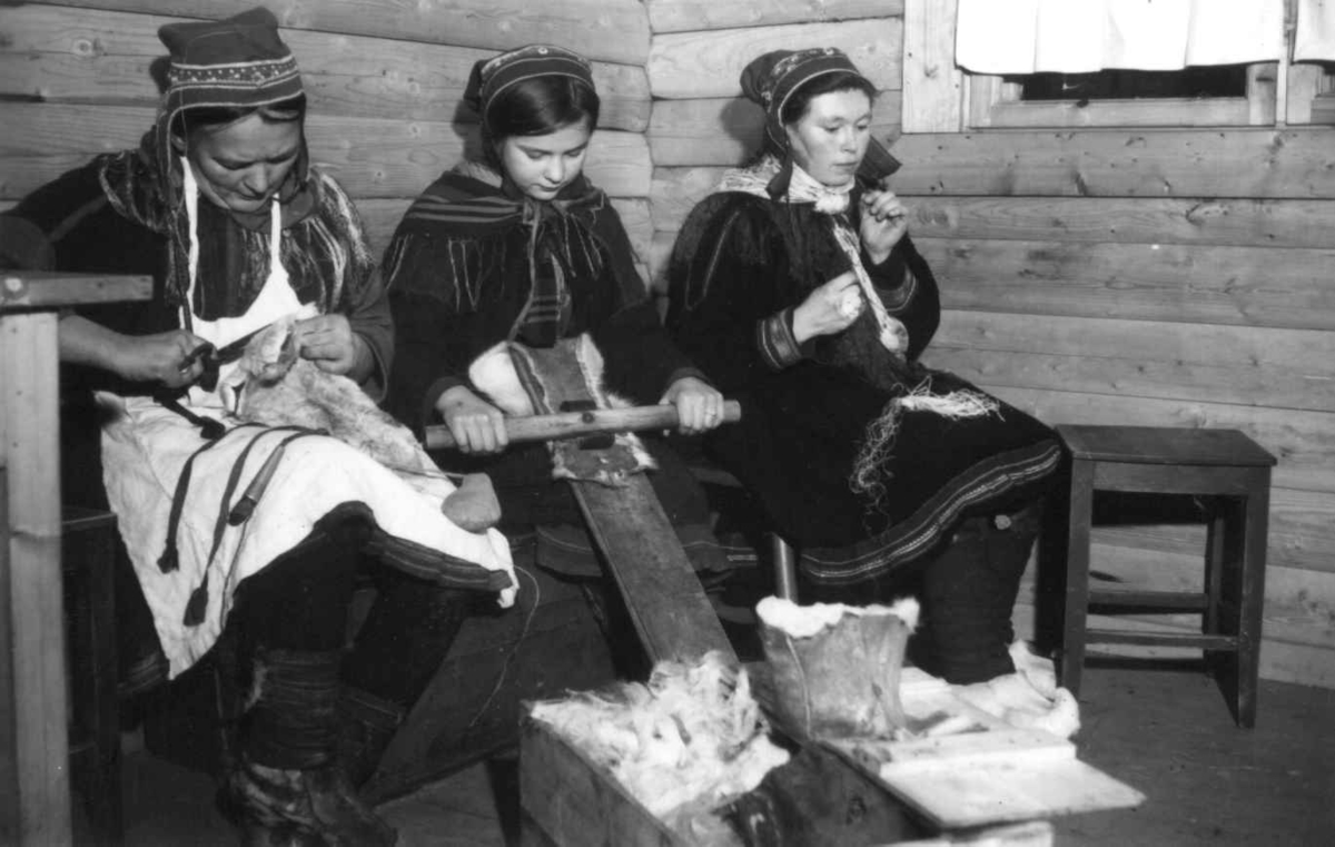 Tre kvinner demonstrerer skinnsøm skinnskraping og senetrådtvinning. Masi.