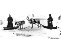 Døtre av amtmann Graff, Olga og Minka, kledd i samiskinspire