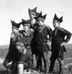 Karasjok-gutter med sin lærer Bjørn Aarseth i Karasjok-drakt