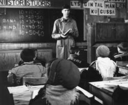 Elever og lærer i klasserom ved Karasjok folkeskole. 1958.