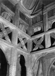 Stavkirken fra Gol i Hallingdal. Interiør, tak og vegg. Foto