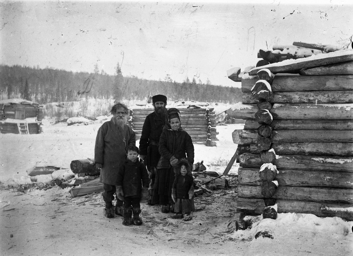 Skoltesamiske barn og voksne ved hus, før Nuottjävre, Finland, senere  Notozero,  Russland, 1903.