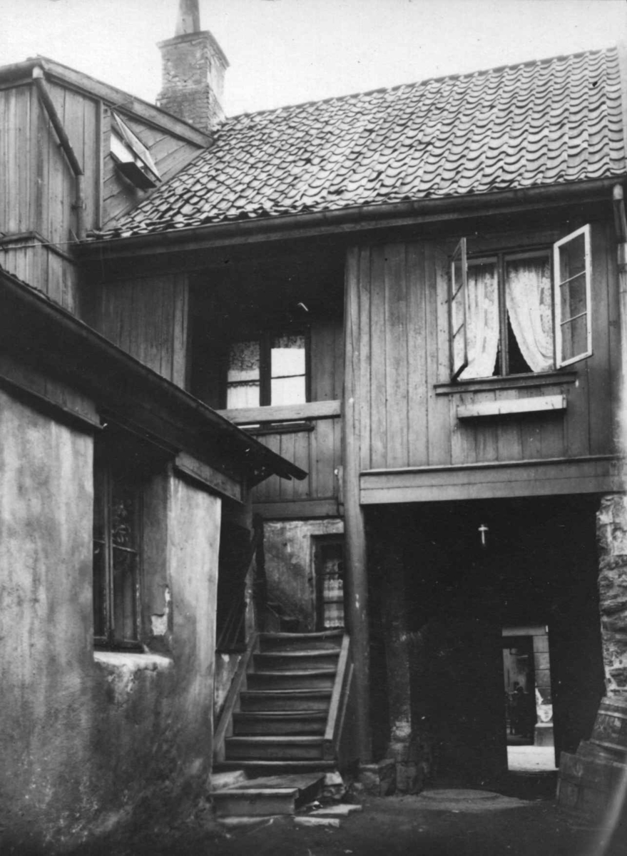Oslo 1921. Bolighus med gårdsrom og portrom.