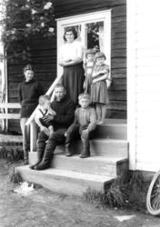 Portrett av Elias Autto, med kone og barn, 1958.