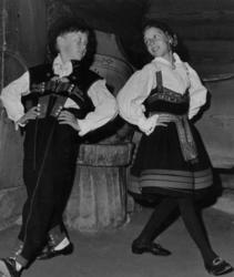 Opptreden av Norsk Folkemuseums barneleikarring.