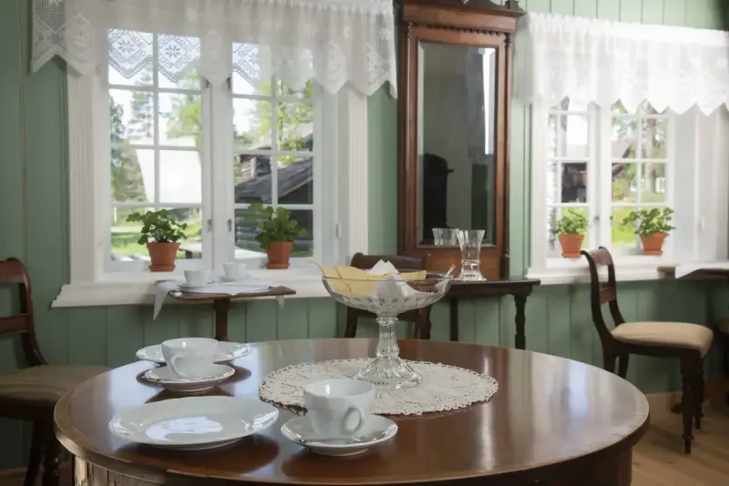 Kaferommet i Plassanebygningen på Sigdal Museum er dekket opp til gjester.