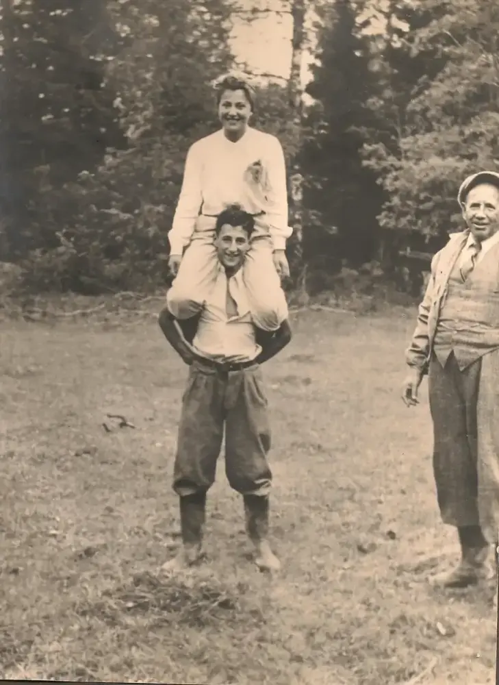 Marie på skuldrene til broren Frank. Pappa Israel Sachnowitz til høyre. 