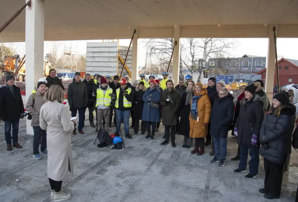 Alle frammøtte samt fototeam i forbindelse med grunnsteinsnedleggelse på Regionalt Historiesenter.