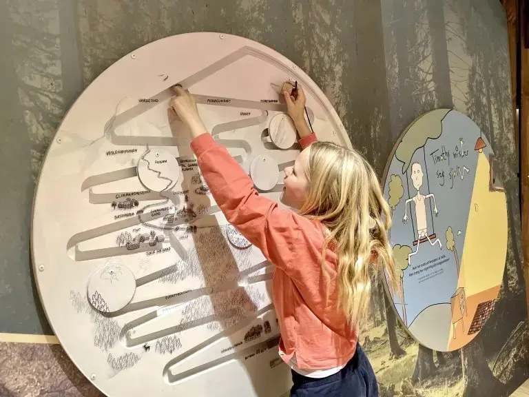Jente som utforskar museumsinstallasjon
