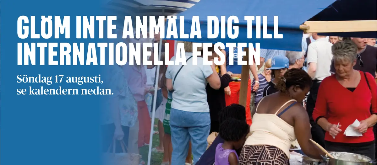 Matstånd och många människor, med texten glöm inte anmäla dig till internationella festen