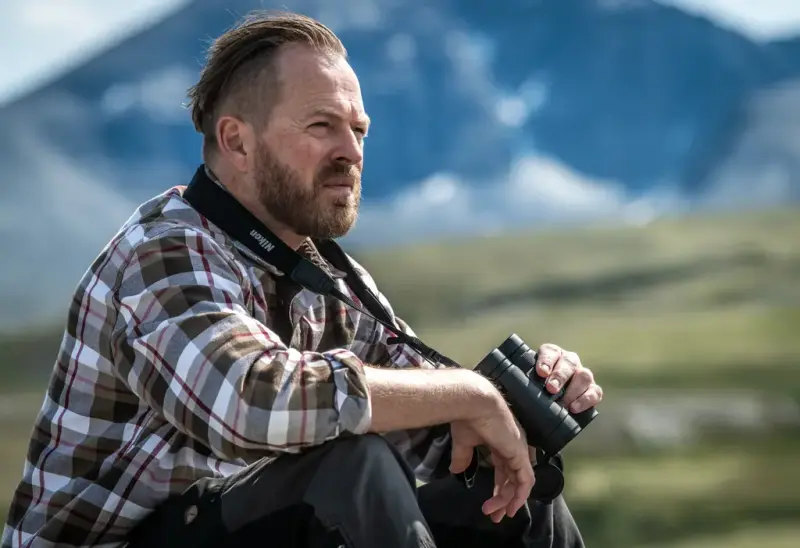 Portrett av Roger Brendhagen, iført skjorte, turbukser og ikkert 
