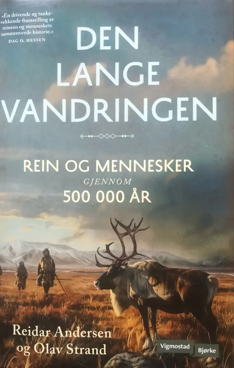 Bokomslag med tittelen Den lange vandringen, rein og mennesker gjennom 500 000 år. Av Reidar Andersen og Olav Strand 